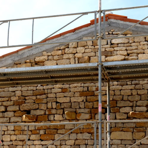 echafaudage et facade de la batisse