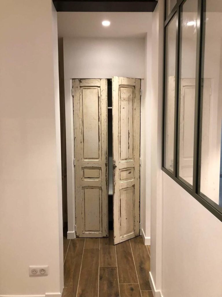 le couloir coté cuisine avec la verrière sur la droite